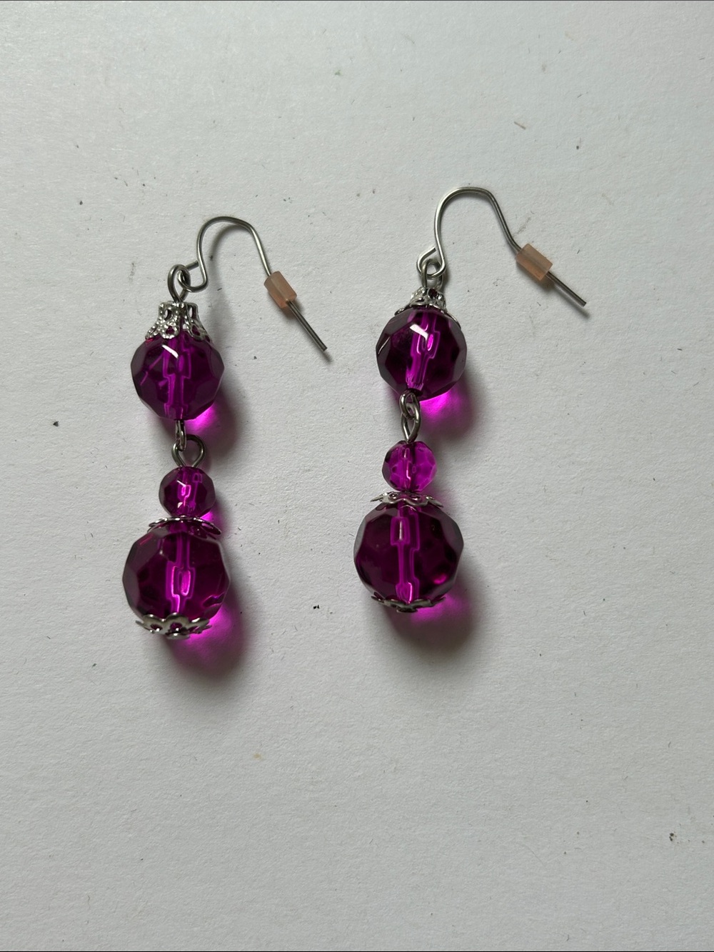 Faceted Magenta Drop Earrings for Women j43